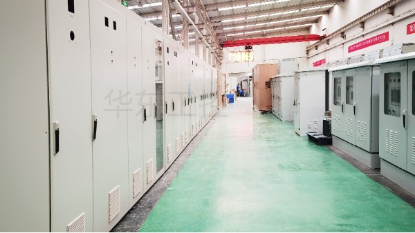 華東工控泵站控制柜生產現場