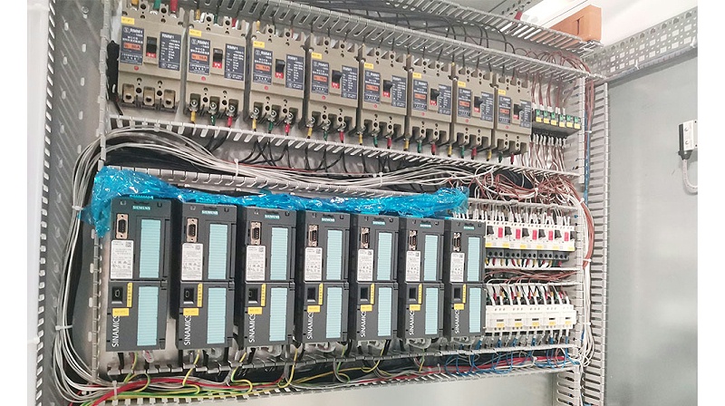 華東工控-變頻柜柜內(nèi)細(xì)節(jié)