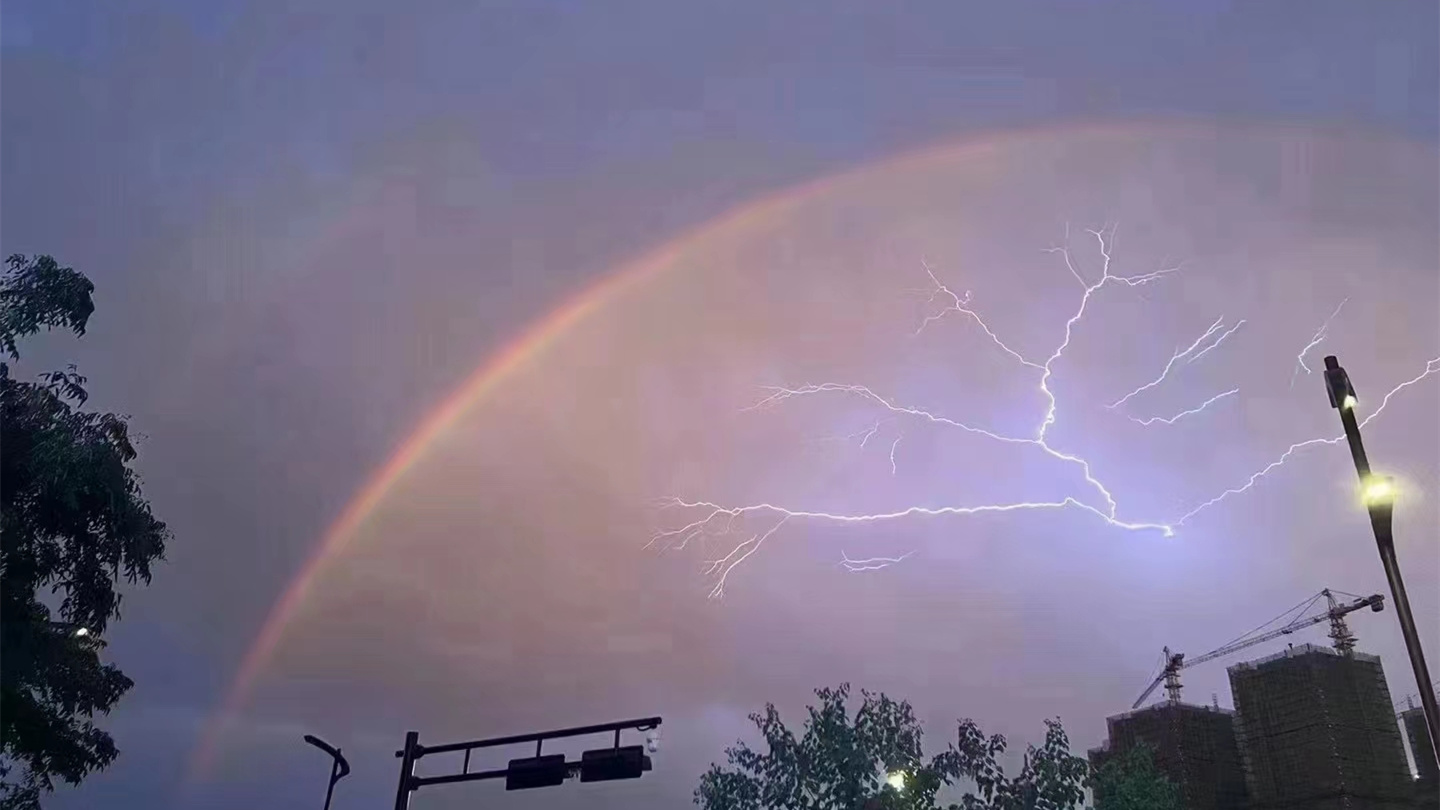 725<i style='color:red'>暴雨</i>下的華東工控