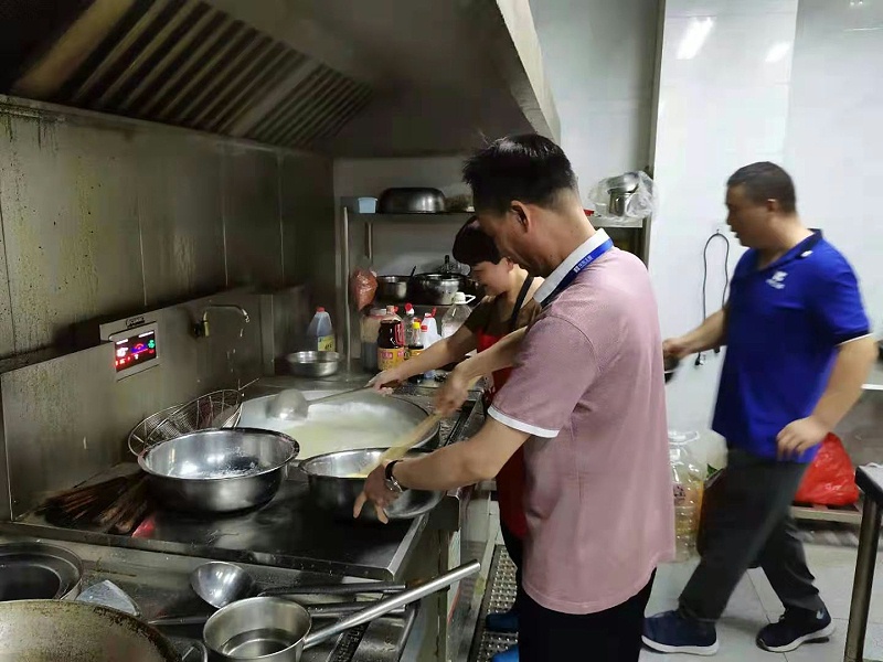 華東工控董事長為員工做晚飯